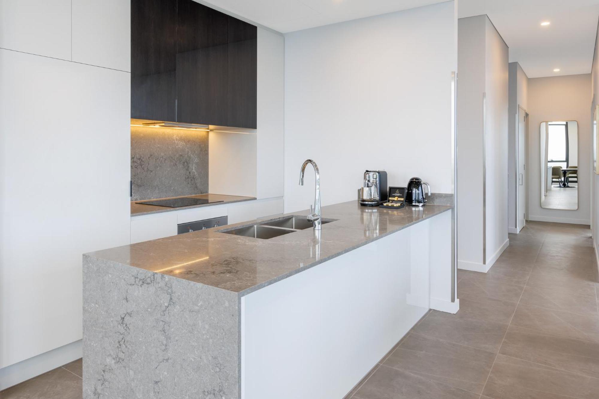 Meriton Suites Melbourne Eksteriør bilde A kitchen in a typical apartment