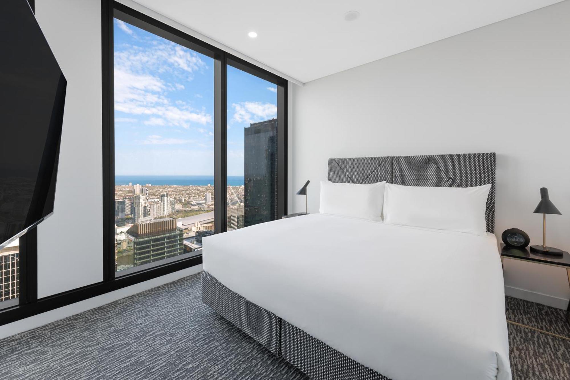 Meriton Suites Melbourne Eksteriør bilde A bedroom in a typical apartment