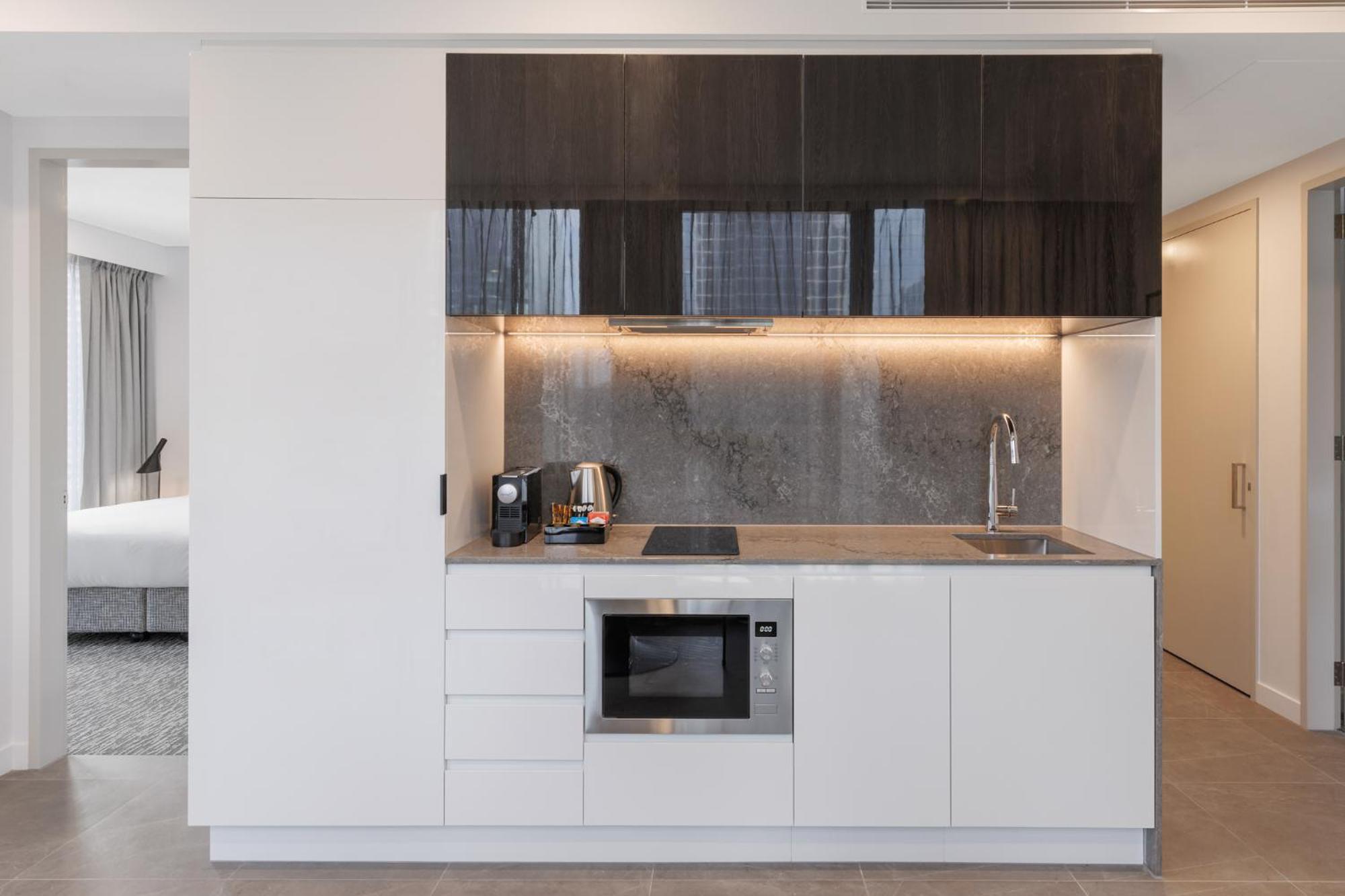 Meriton Suites Melbourne Eksteriør bilde Kitchenette in a hotel room