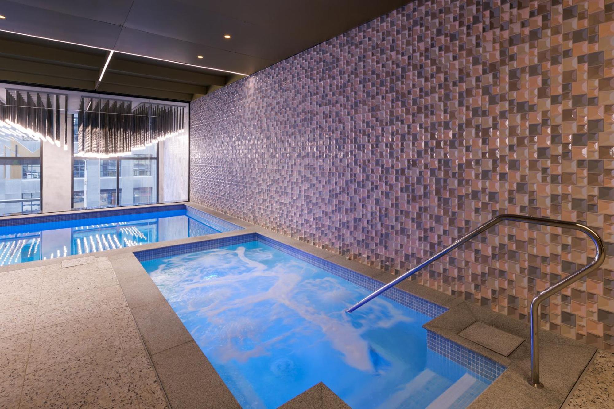 Meriton Suites Melbourne Eksteriør bilde The pool at The Ivy Spa