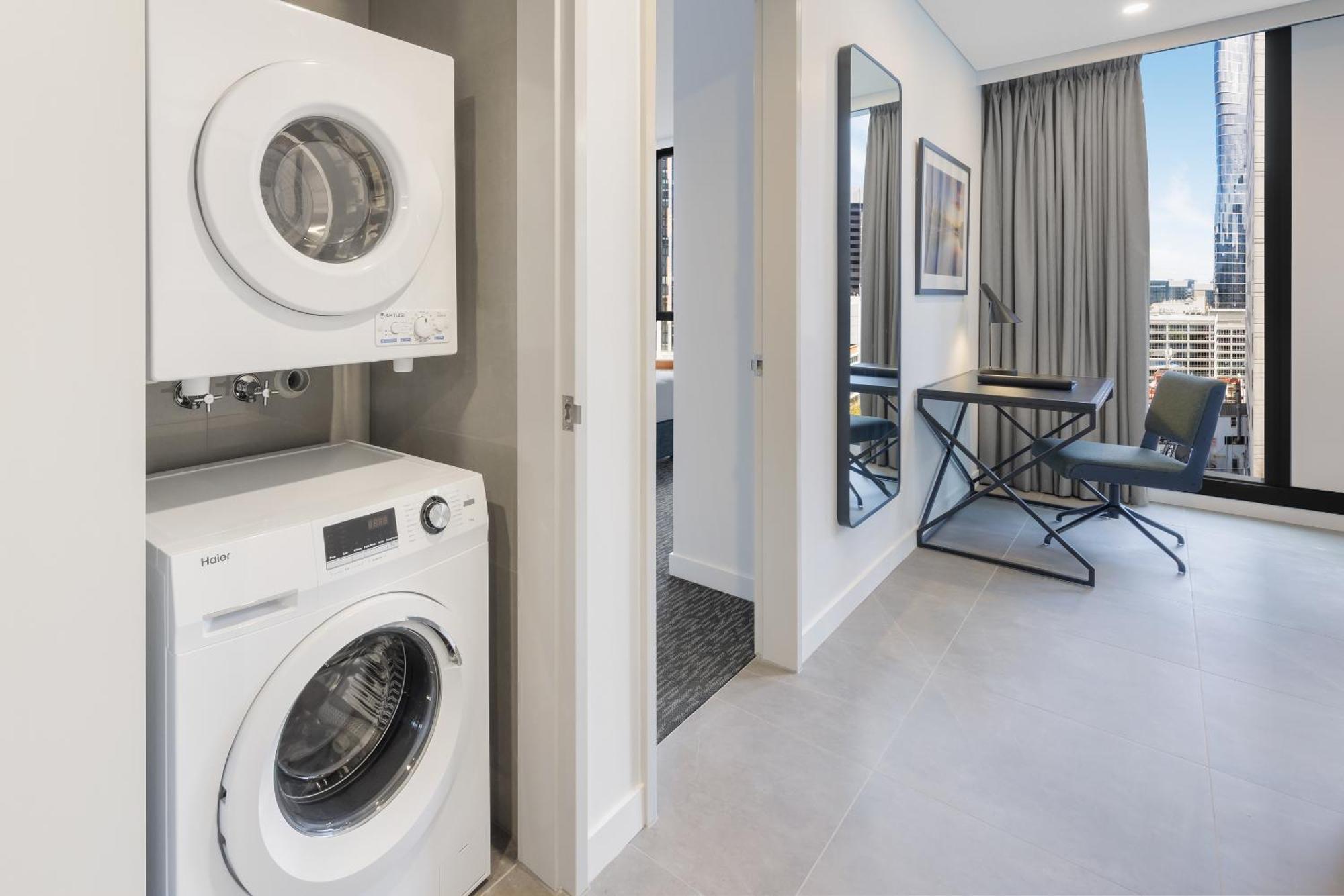 Meriton Suites Melbourne Eksteriør bilde Laundry facilities in a typical apartment