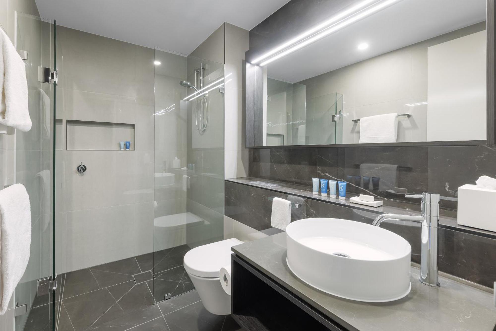 Meriton Suites Melbourne Eksteriør bilde A modern bathroom